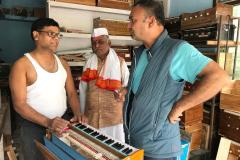 Besuch einer Harmonium-Werkstatt